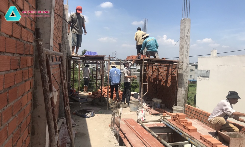 Đội ngũ nhân viên đang thi công xây dựng nhà ở